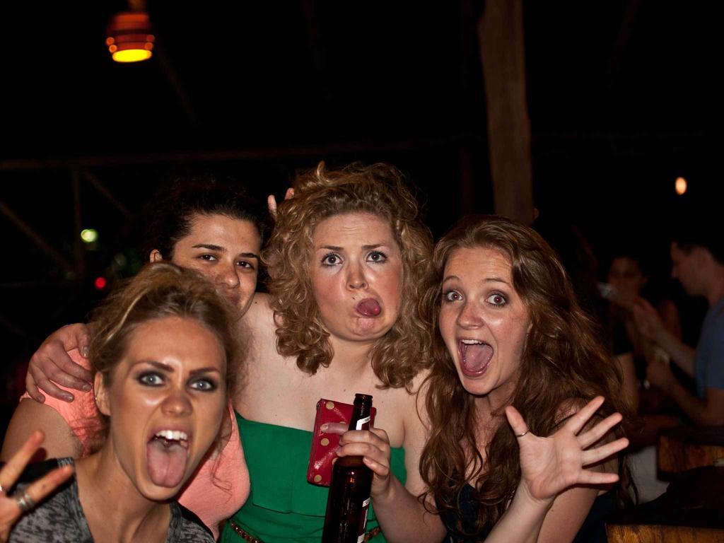Arenal Backpackers Resort La Fortuna ภายนอก รูปภาพ A group of women making faces