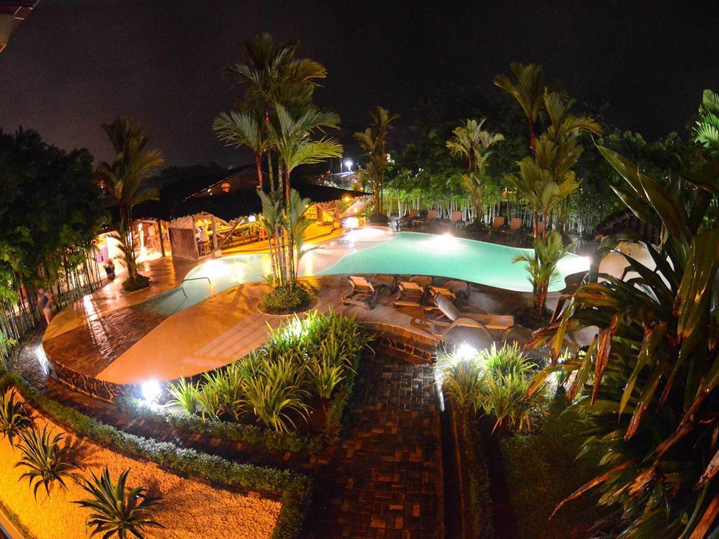 Arenal Backpackers Resort La Fortuna ภายนอก รูปภาพ The pool at night