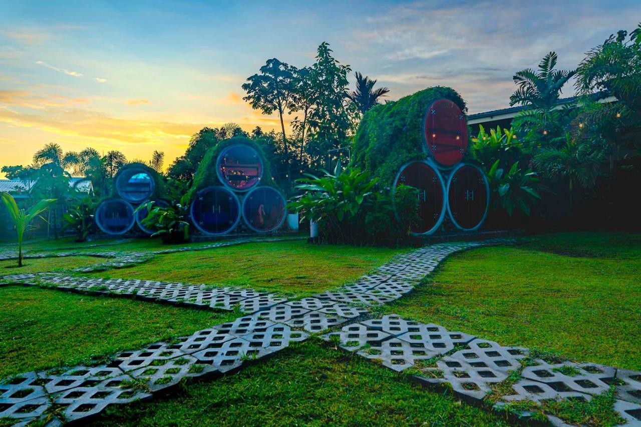 Arenal Backpackers Resort La Fortuna ภายนอก รูปภาพ The resort's "Bubble" rooms