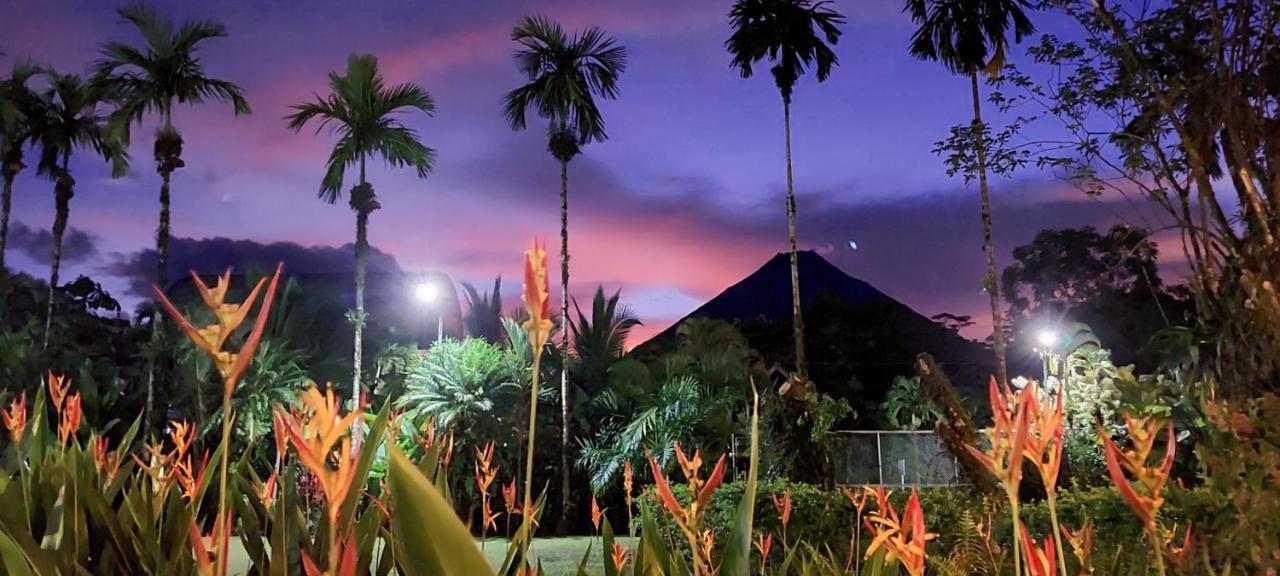 Arenal Backpackers Resort La Fortuna ภายนอก รูปภาพ Sunset at the San José International Airport