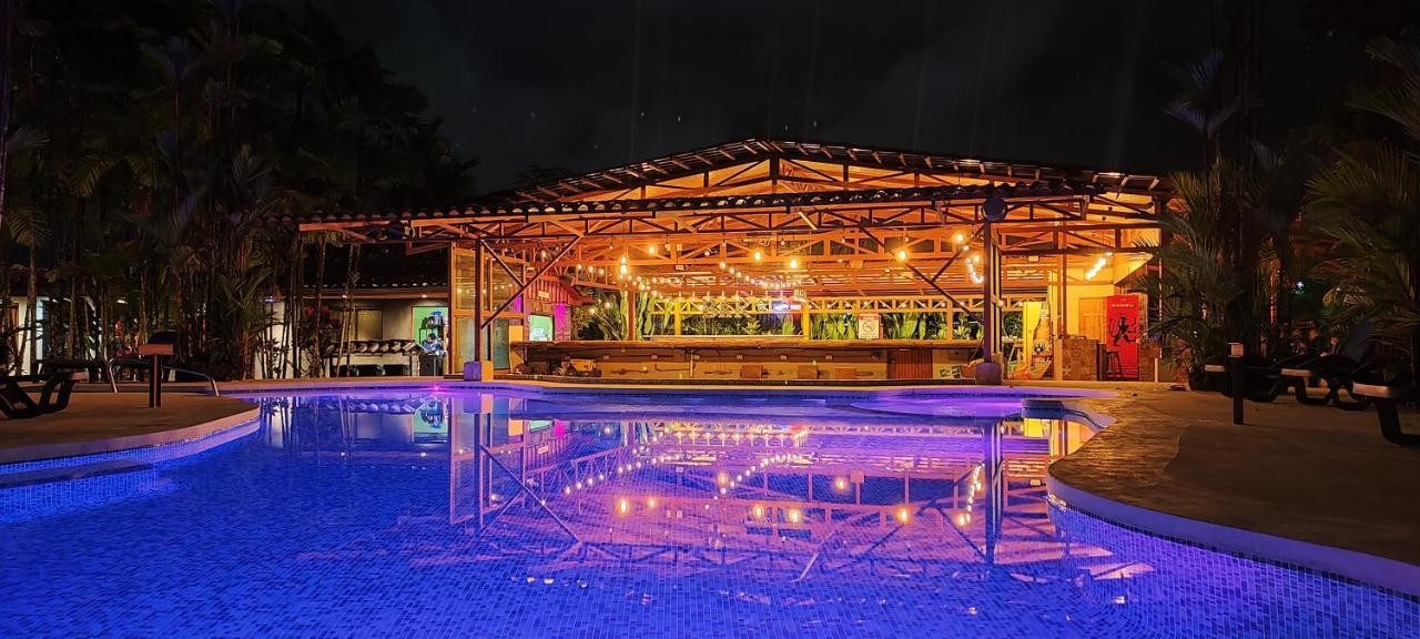 Arenal Backpackers Resort La Fortuna ภายนอก รูปภาพ The pool at the resort
