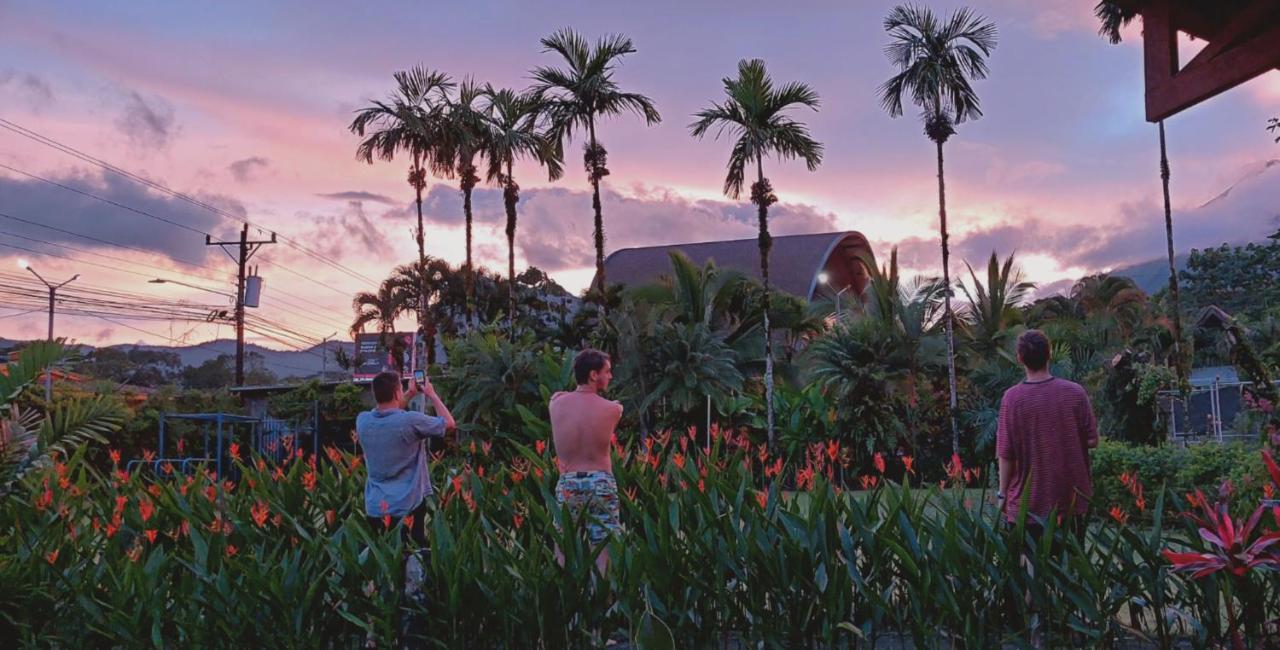 Arenal Backpackers Resort La Fortuna ภายนอก รูปภาพ Sunset at the Dole Cannery