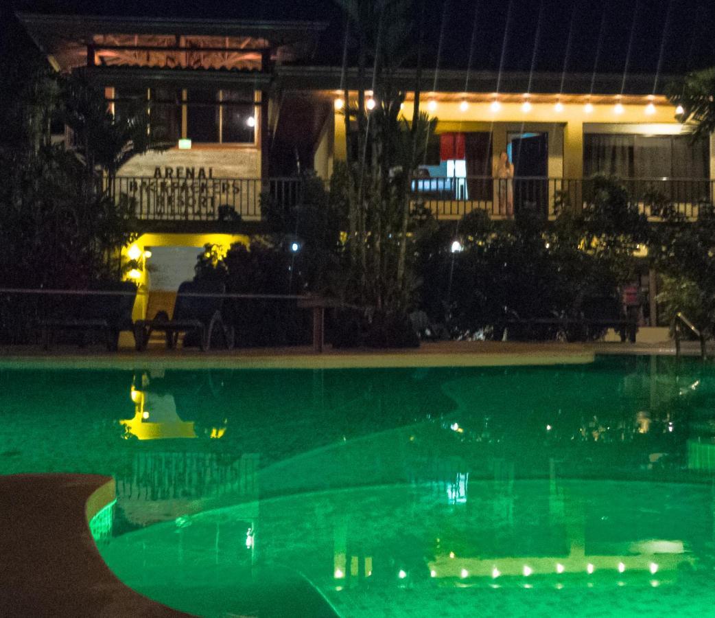 Arenal Backpackers Resort La Fortuna ภายนอก รูปภาพ The pool at the hotel