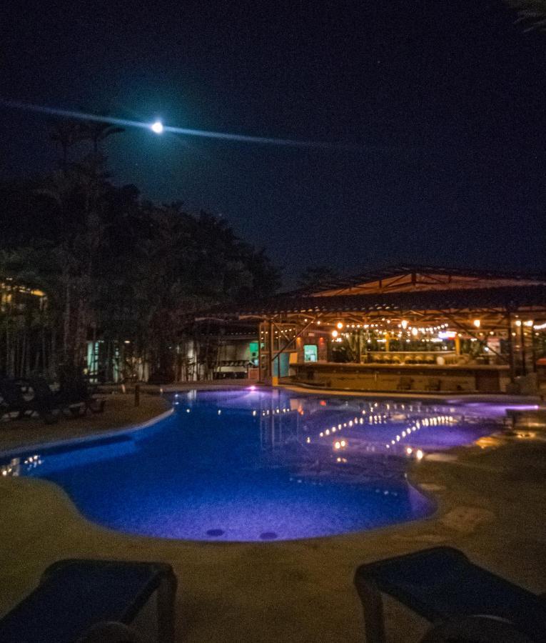 Arenal Backpackers Resort La Fortuna ภายนอก รูปภาพ The pool at the hotel