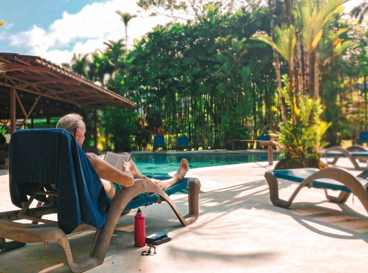 Arenal Backpackers Resort La Fortuna ภายนอก รูปภาพ A man relaxing at a resort