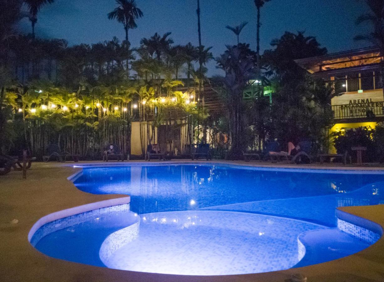 Arenal Backpackers Resort La Fortuna ภายนอก รูปภาพ The swimming pool at the hotel