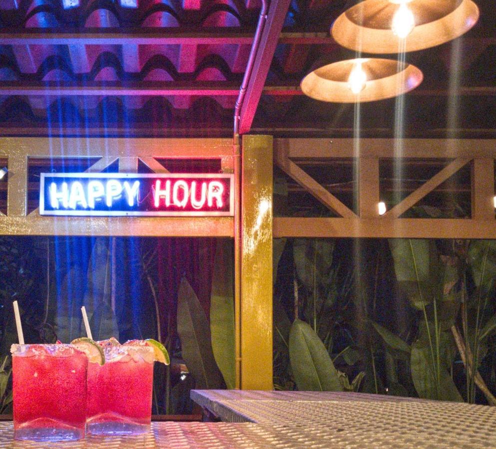 Arenal Backpackers Resort La Fortuna ภายนอก รูปภาพ Happy hour sign