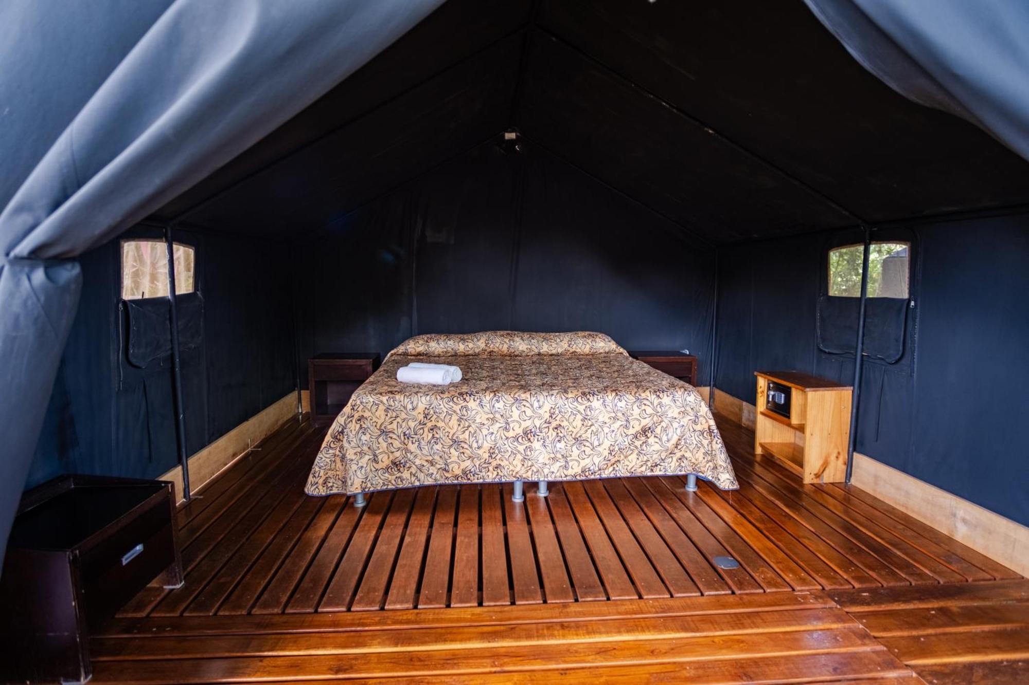 Arenal Backpackers Resort La Fortuna ภายนอก รูปภาพ Interior of a tent at the resort