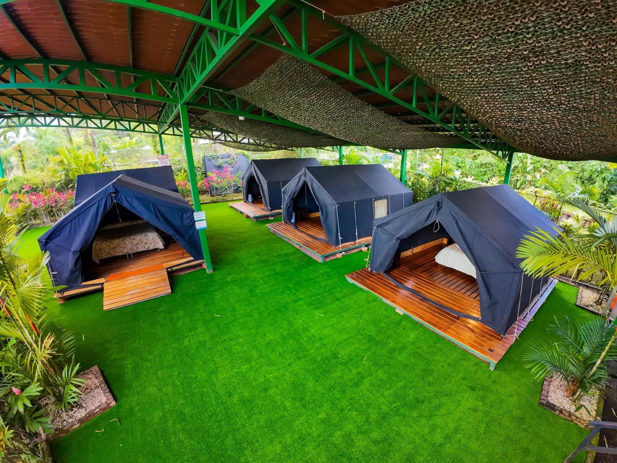 Arenal Backpackers Resort La Fortuna ภายนอก รูปภาพ Eco-Tents at the resort