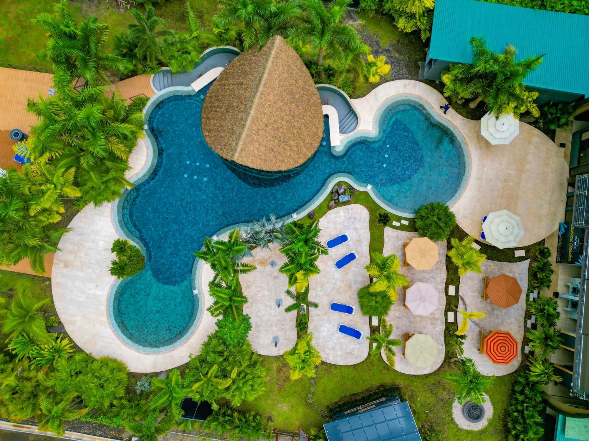 Arenal Backpackers Resort La Fortuna ภายนอก รูปภาพ Aerial view of the resort