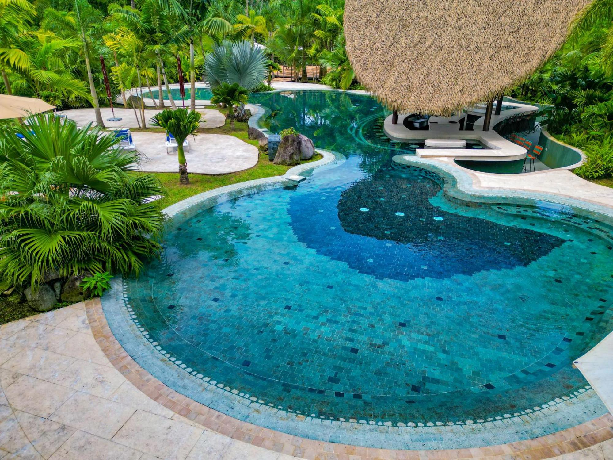 Arenal Backpackers Resort La Fortuna ภายนอก รูปภาพ The swimming pool at the resort