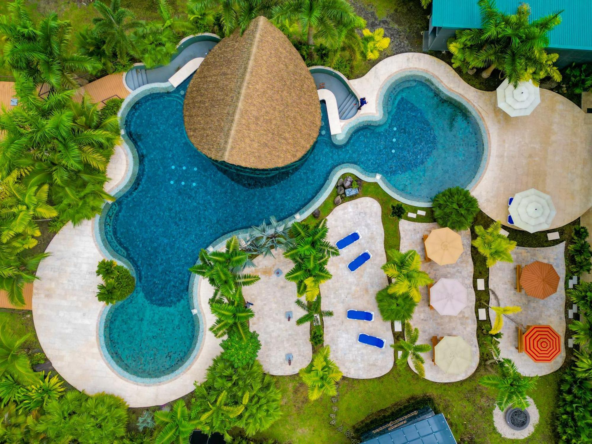 Arenal Backpackers Resort La Fortuna ภายนอก รูปภาพ Aerial view of the resort