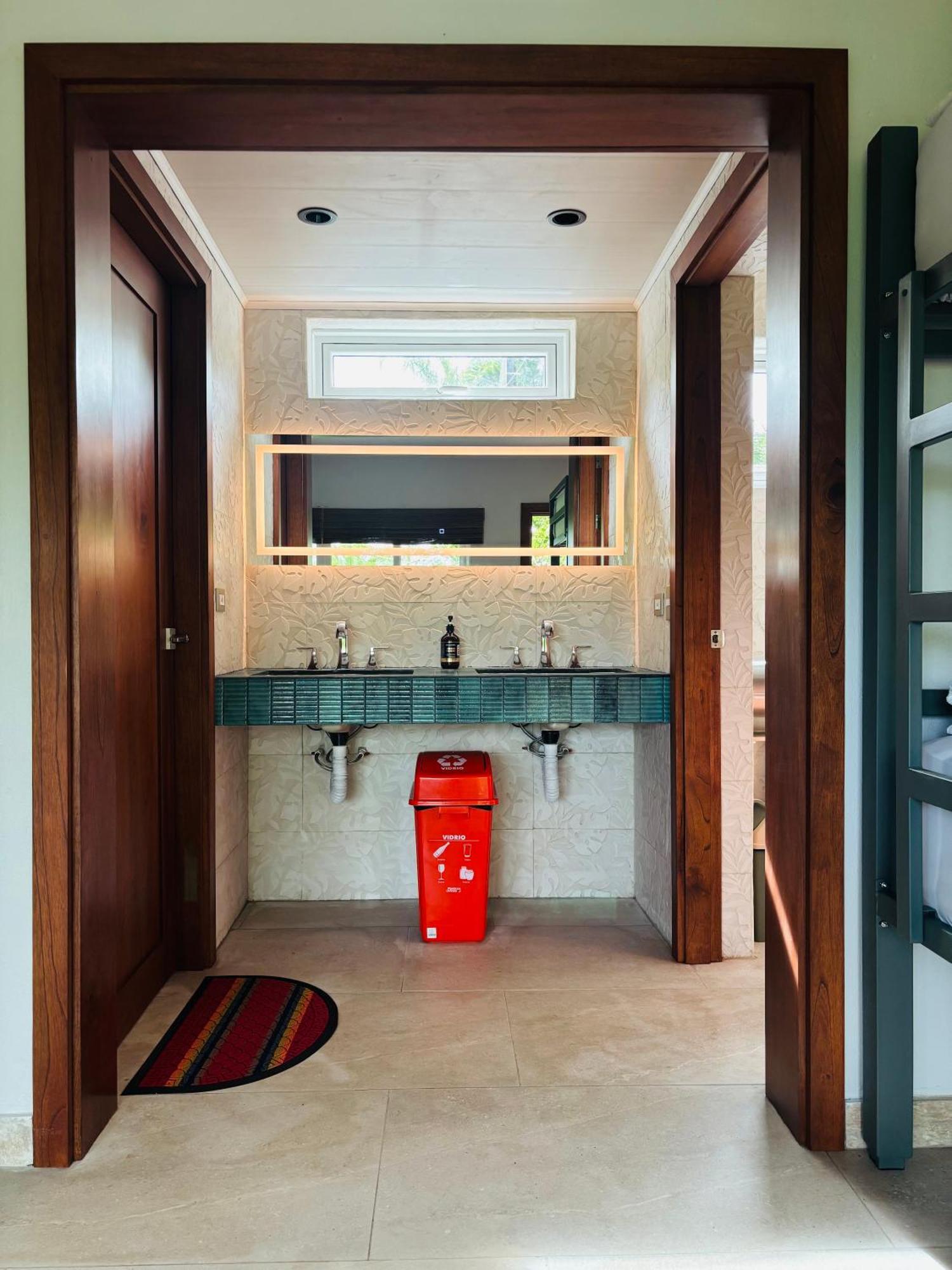 Arenal Backpackers Resort La Fortuna ภายนอก รูปภาพ Bathroom in a hotel