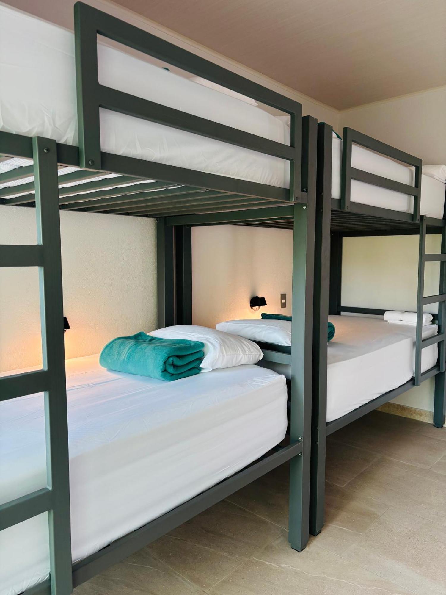 Arenal Backpackers Resort La Fortuna ภายนอก รูปภาพ Bunk beds in a hostel