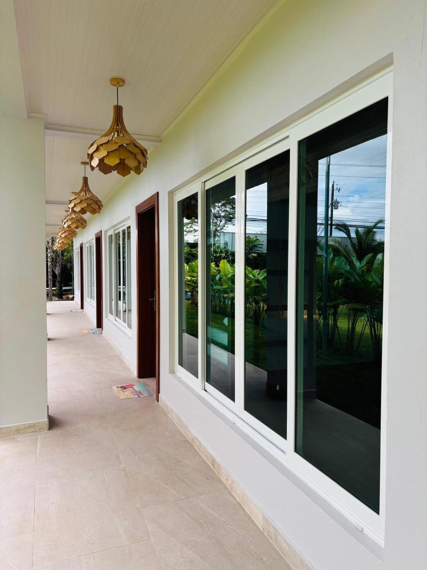 Arenal Backpackers Resort La Fortuna ภายนอก รูปภาพ A window with reflective glass