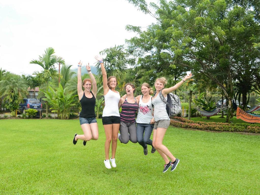 Arenal Backpackers Resort La Fortuna ภายนอก รูปภาพ Students jumping for joy