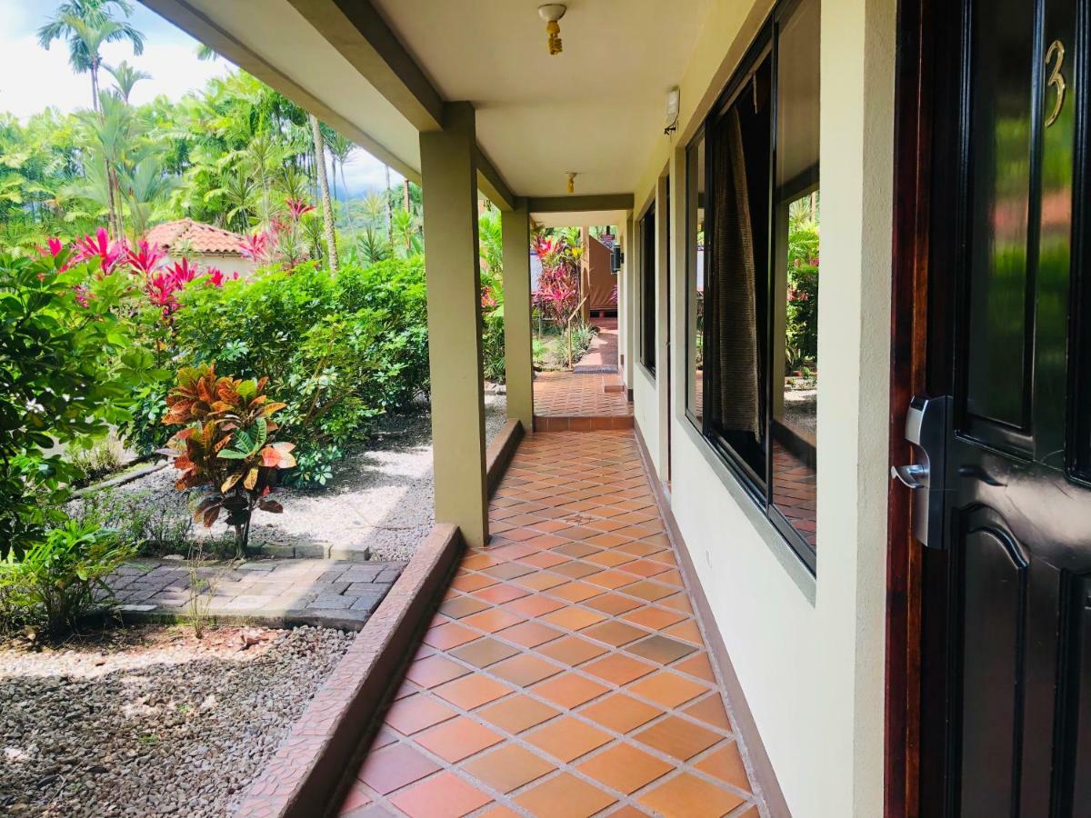 Arenal Backpackers Resort La Fortuna ภายนอก รูปภาพ A corridor at the hotel